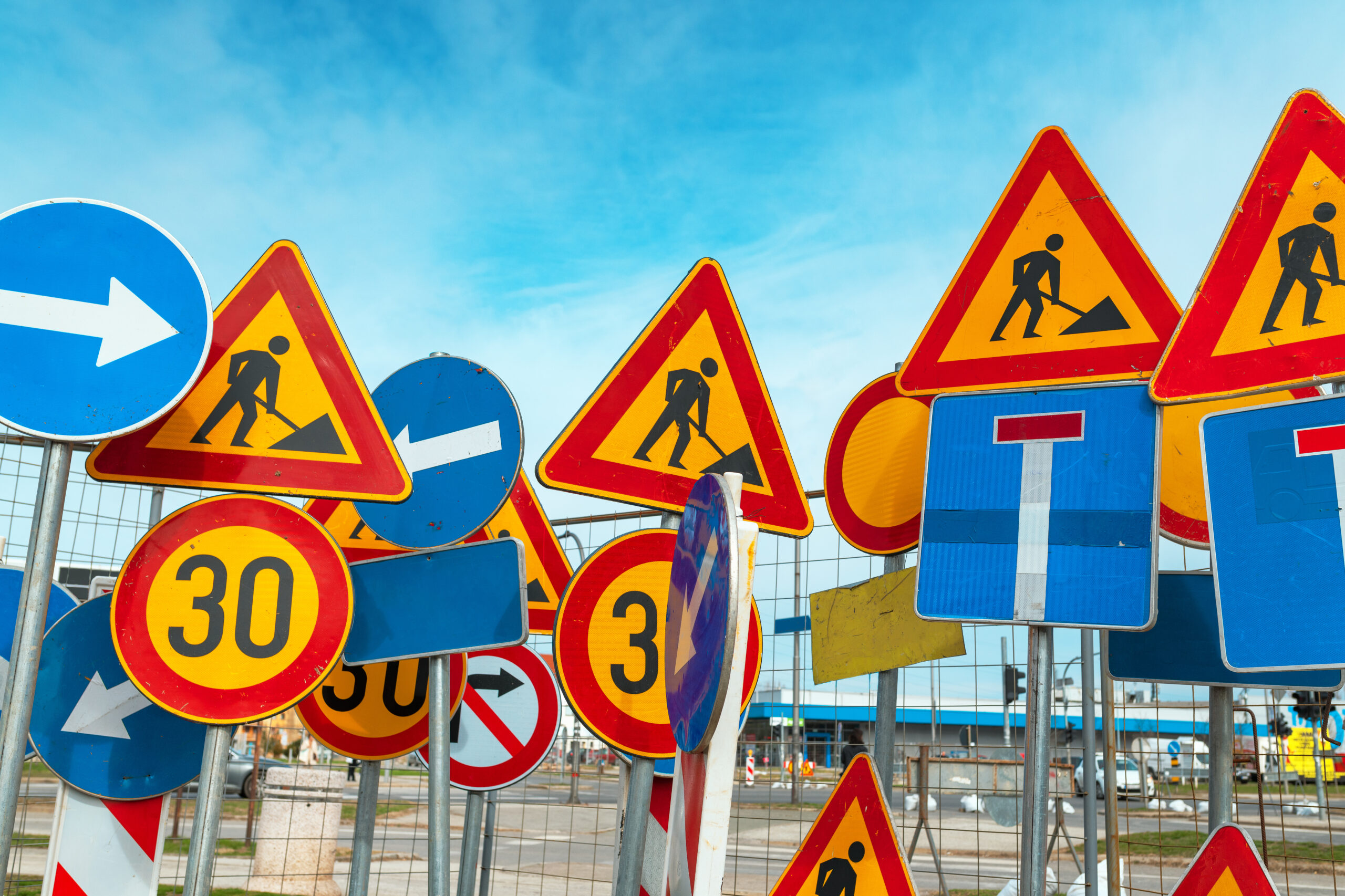 Importanța stâlpilor indicatoare rutiere în siguranța traficului