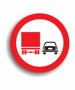 Depășirea interzisă autovehiculelor destinate transportului de mărfuri, indicatoare rutiere