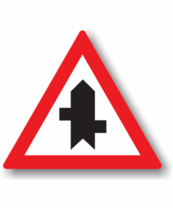 Intersecție cu drum fără prioritate, decalate prima la dreapta, indicatoare rutiere